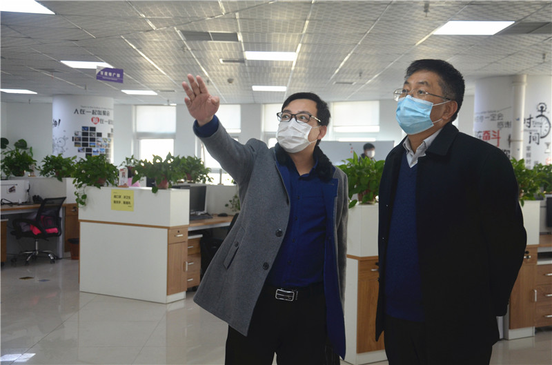 中共安陽市委統(tǒng)戰(zhàn)部副部長、市工商聯(lián)黨組書記郭洪俠一行調(diào)研安陽青峰防疫工作和復(fù)工復(fù)產(chǎn)情況